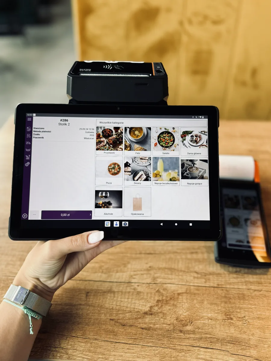 Tablet z systemem Fodimi POS – rachunek stolika i kategorie menu