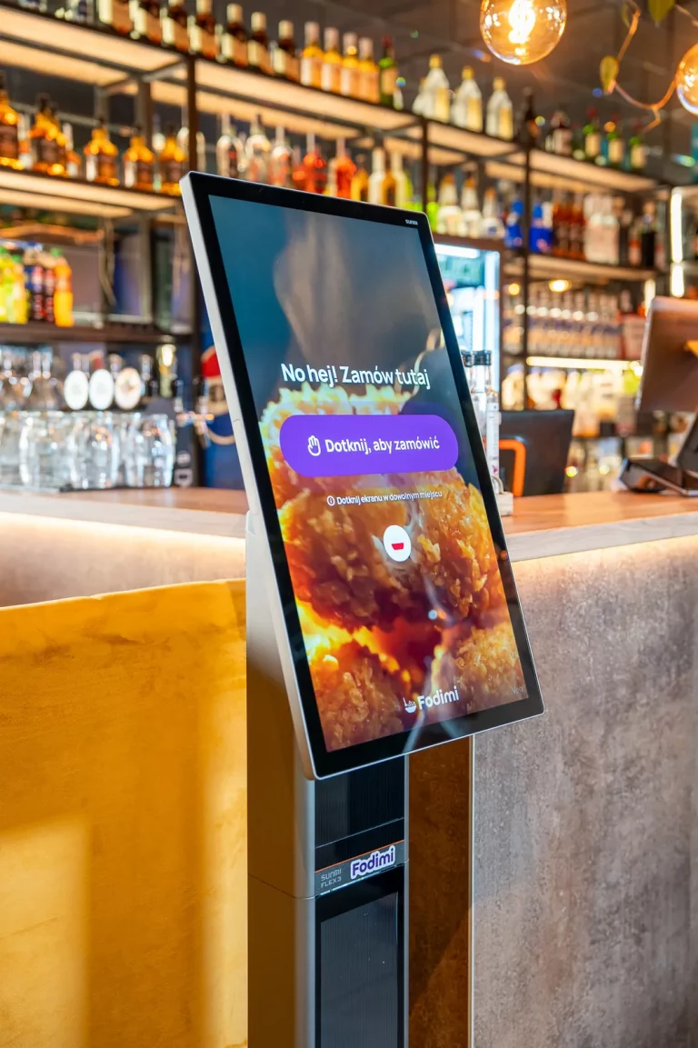 Kiosk samoobsługowy Fodimi na stojaku przy barze