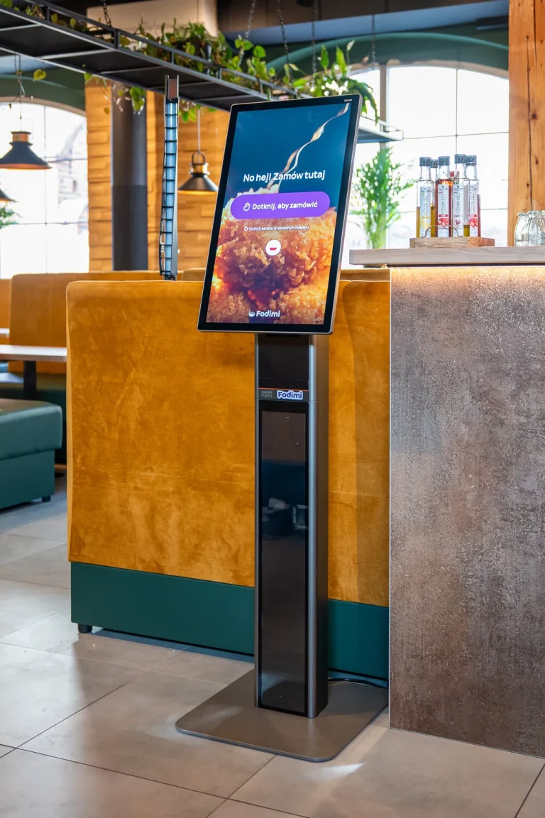 Kiosk samoobsługowy Fodimi na sali restauracji