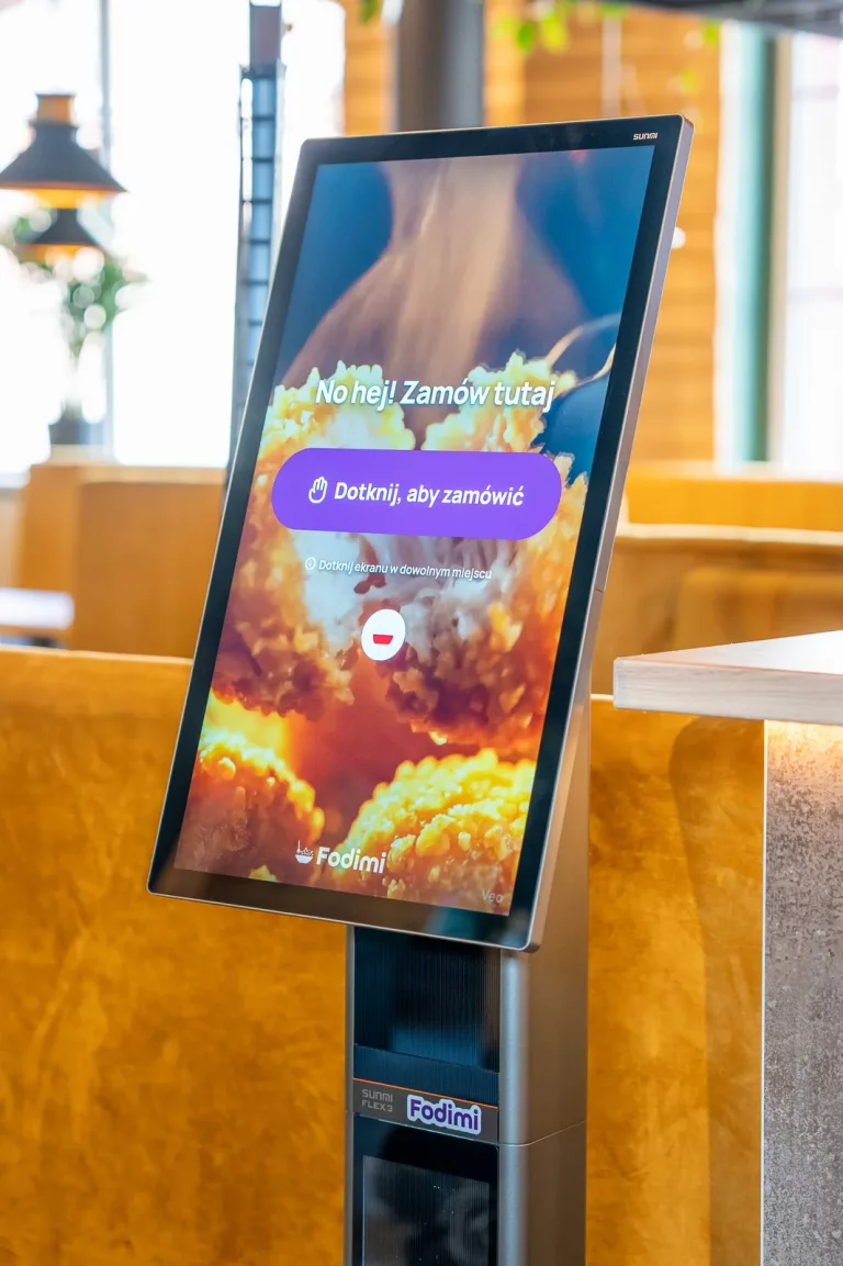 Kiosk Fodimi z ekranem „Zamów tutaj”