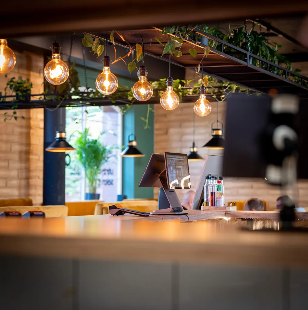 Wnętrze restauracji – bar i sala gotowe na gości