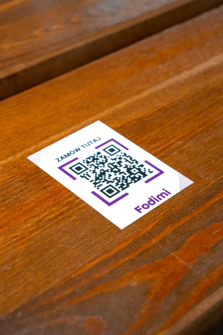 Naklejka z kodem QR „Zamów tutaj” na stoliku