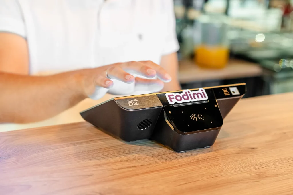 Terminal Sunmi D3 Mini z systemem Fodimi na ladzie restauracji