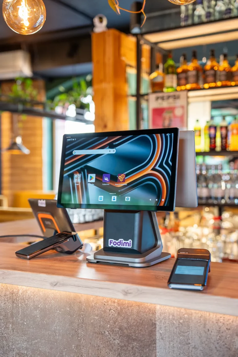 Stanowisko kasowe Sunmi T3 z systemem Fodimi na barze restauracji
